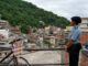 Policial da UPP observa o Morro dos Cabritos
