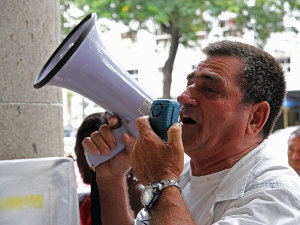 Altair Guimarães, president of the Vila Autódromo community association, addresses the crowd