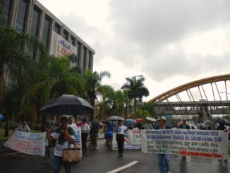 Vila Autódromo residents protest in front of City Hall last Thursday