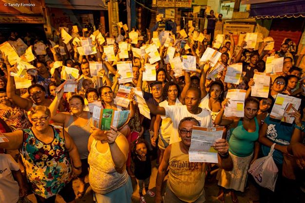 Protesto no Santa Marta contra as contas abusivas. Foto de Tandy Firmino