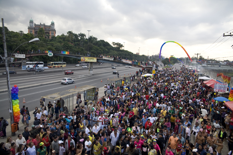 Parada do orgulho gay anual da Maré reúne milhares de pessoas. Foto por Elisângela Leite