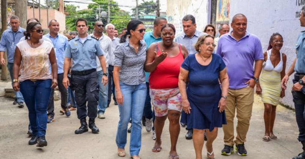 Authorities visit UPP São João