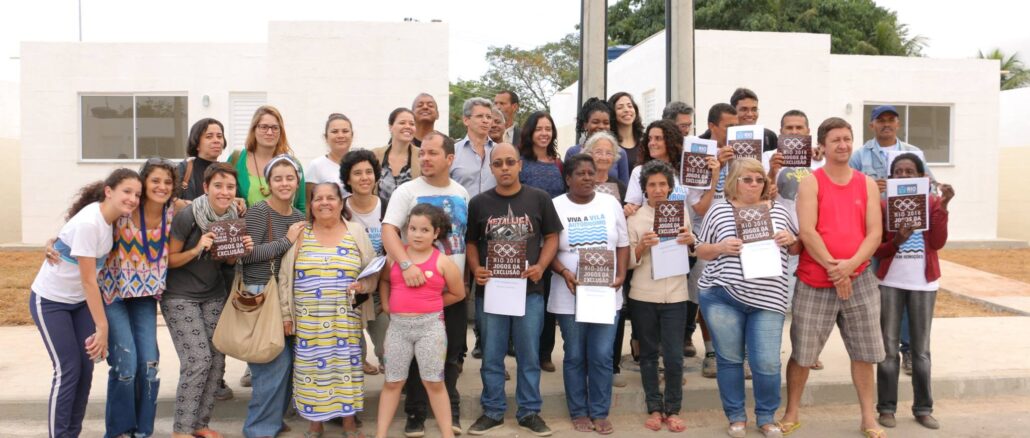 Vila Autódromo residents receive keys to new homes. Photo from Museu de Remoções Facebook page