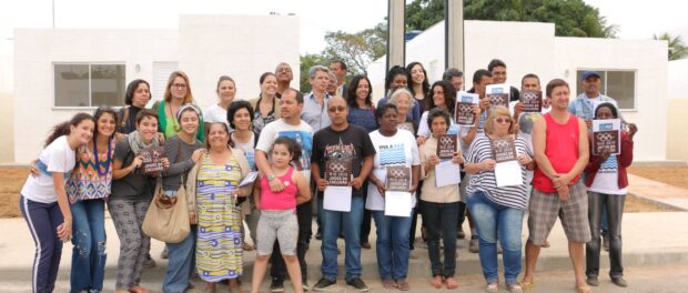 Vila Autódromo residents receive keys to new homes. Photo from Museu de Remoções Facebook page