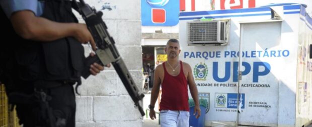 Armed police officer and resident of Parque Proletário, in the Complexo da Penha (Tânia Rêgo/Agência Brasil)