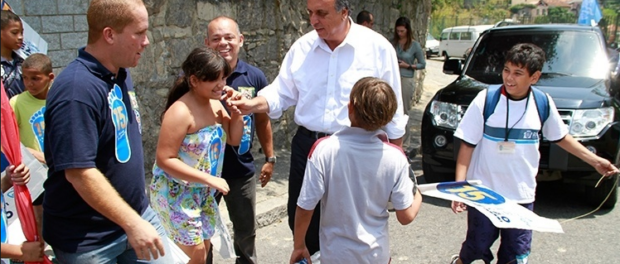 Pezão visits the community of Santo Amaro during his gubernatorial campaign in 2014. Photo: Marcio Cassol