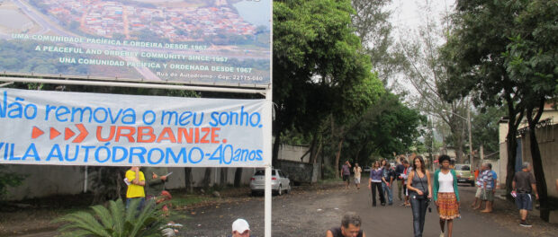 Sign and banner at the entrance to Vila Autódromo on October 16, 2011