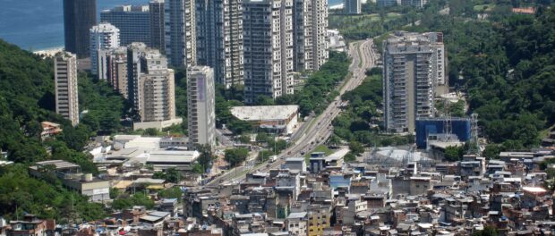 Aerial view of Rocinha and São Conrado prior to the construction of the Niemeyer footbridge. Photograph: Wikimedia