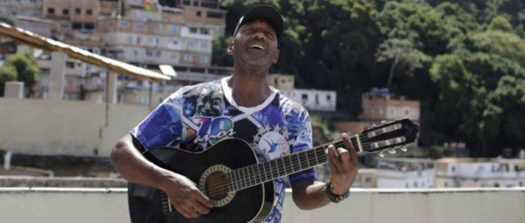 Carlos Augusto Jacob plays guitar on his rooftop on the Tabajaras hill. Photo: Gabriel de Paiva / Agência O Globo
