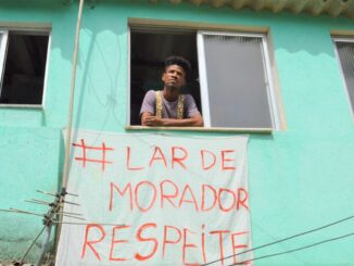 Alessandro Conceição, 'Lar de Morador' (House of a Resident) Banner in Complexo do Viradouro