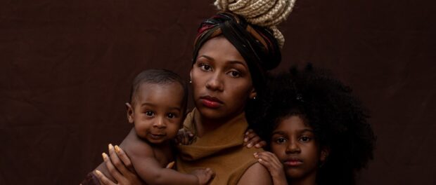 Joyce Salvador and her children. Photo: Victor Vieira
