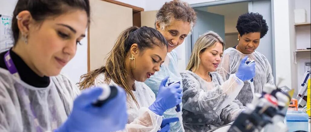 The team of researchers at the University of São Paulo's School of Medicine that was responsible for sequencing the genetic structure of the new coronavirus only 48 hours after first infection in the country, with Jaqueline Goes de Jesus visible on the far right of the image.