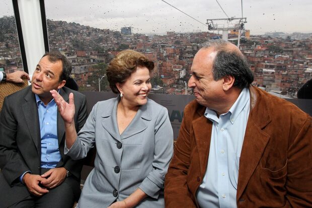 Former president Dilma Rousseff (PT), former Rio state governors Sérgio Cabral (PMDB-RJ) e Pezão (PMDB-RJ) in Complexo do Alemão's cable car. Photo by: Ricardo Stuckert