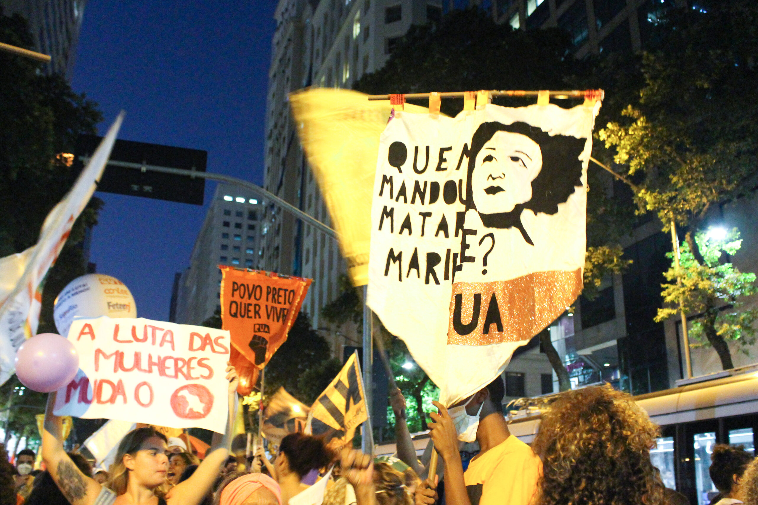 Flags and banners asked: "Who ordered Marielle's murder?" Photo: Jaqueline Suarez