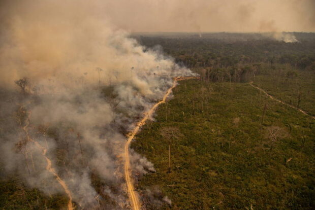 Amazon rainforest on fire near Rio Branco, in Porto Velho, Brazilian state of Rondônia. FC: Christian Braga/Greenpeace