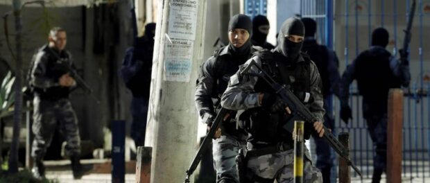 Military police during an operation at Complexo da Maré. Photo: Gabriel de Paiva/Agência O Globo