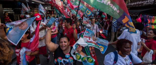 Demonstrators take to the streets to defend Lula's legacy in the favelas. Photo: Bárbara Dias/RioOnWatch