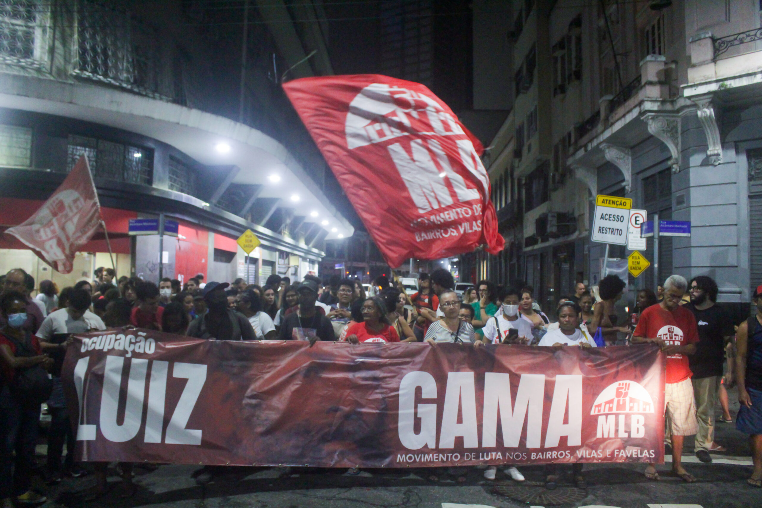 Following the eviction, residents from the Luiz Gama Occupation protested for the right to housing on the streets of downtown Rio. Photo: Vinícius Ribeiro