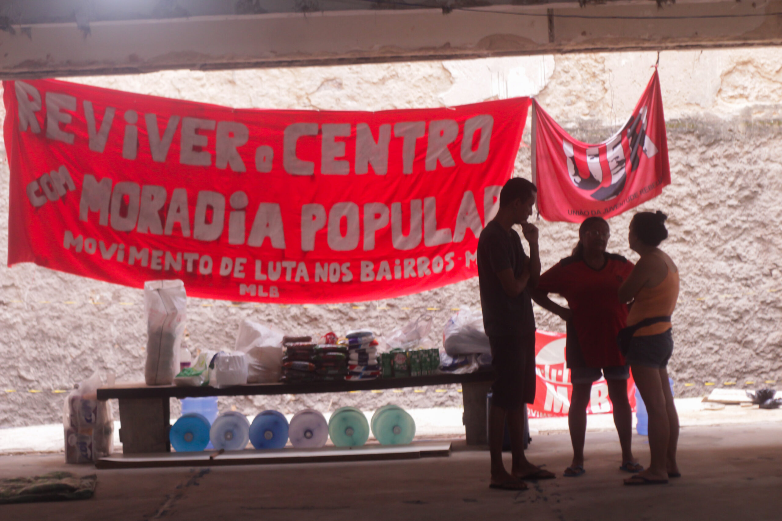 Luiz Gama Occupation residents in front of a Movement for the Fight in Neighborhoods, Villages, and Favelas (MLB) banner. Photo: Vinícius Ribeiro