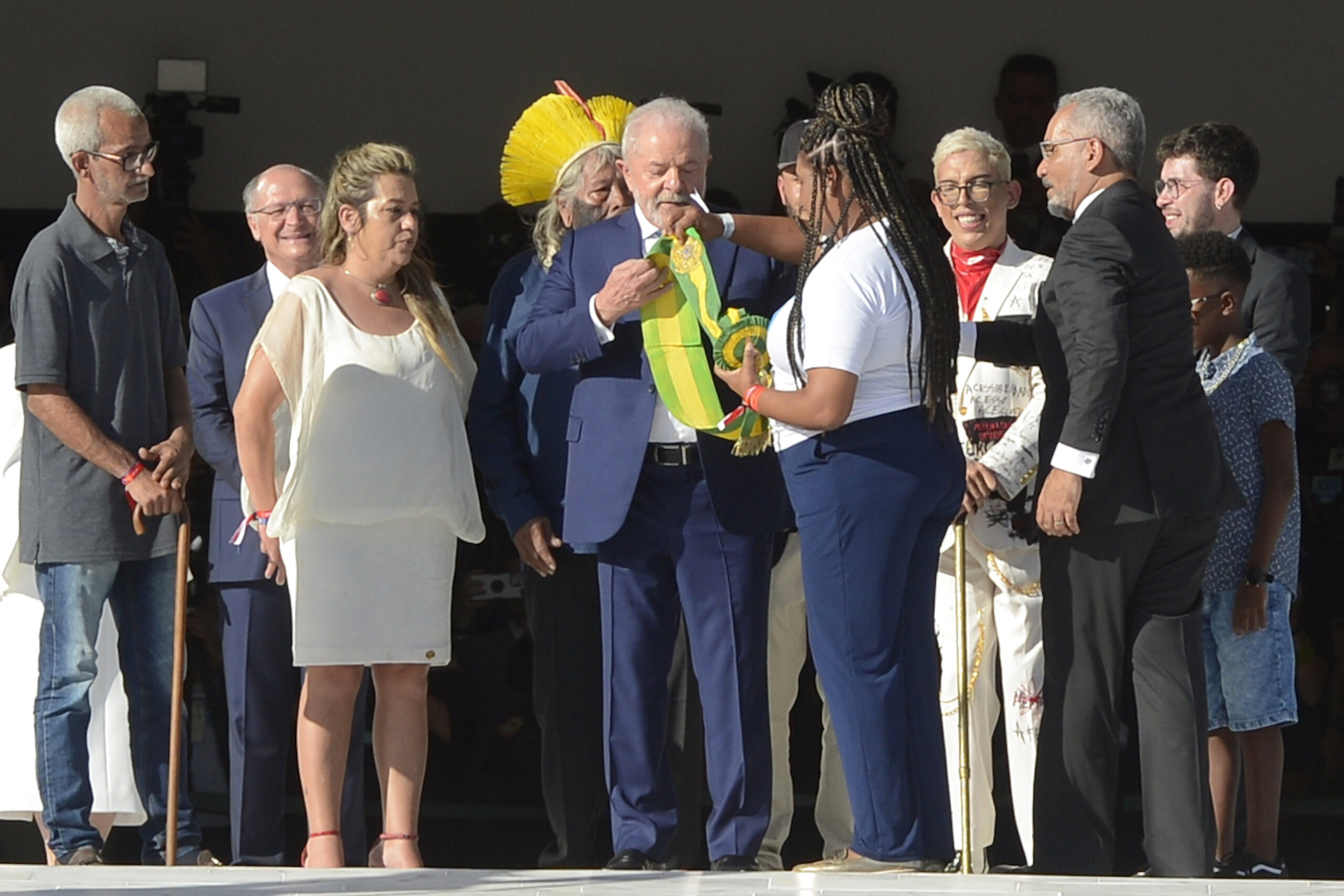 President Lula receives the presidential sash from a civilian during his inauguration marking a new beginning for the country, as heralded by Minister Anielle Franco in this historic speech. Photo: Tomaz Silva/Agência Brasil