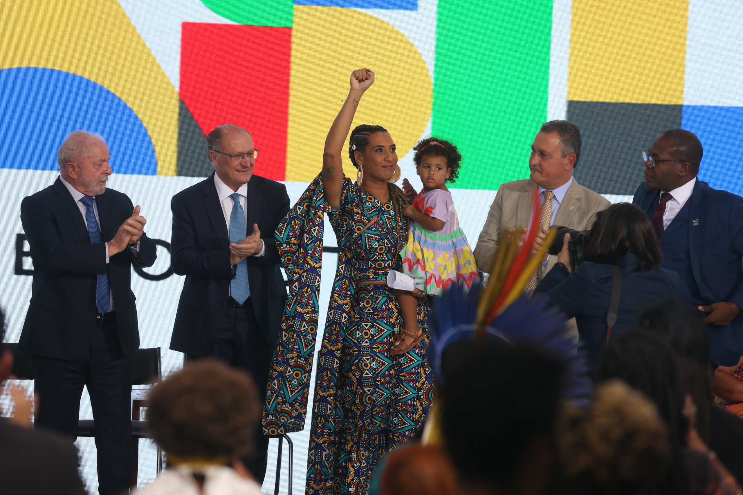 President Luiz Inácio Lula da Silva claps during the inauguration ceremony of the ministers of Racial Equality, Anielle Franco, and Indigenous Peoples, Sônia Guajajara. Photo: Valter Campanato/Agência Brasil