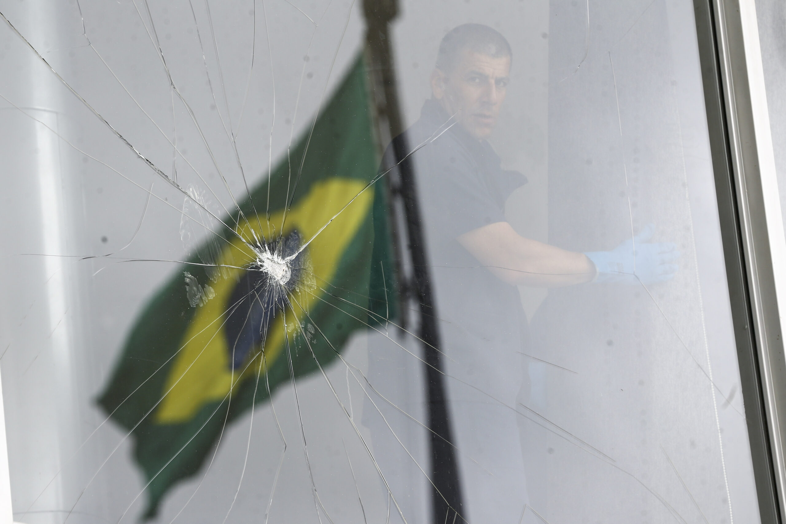 Damaged windows at the Planalto Palace. Photo: Marcelo Camargo/Agência Brasil 
