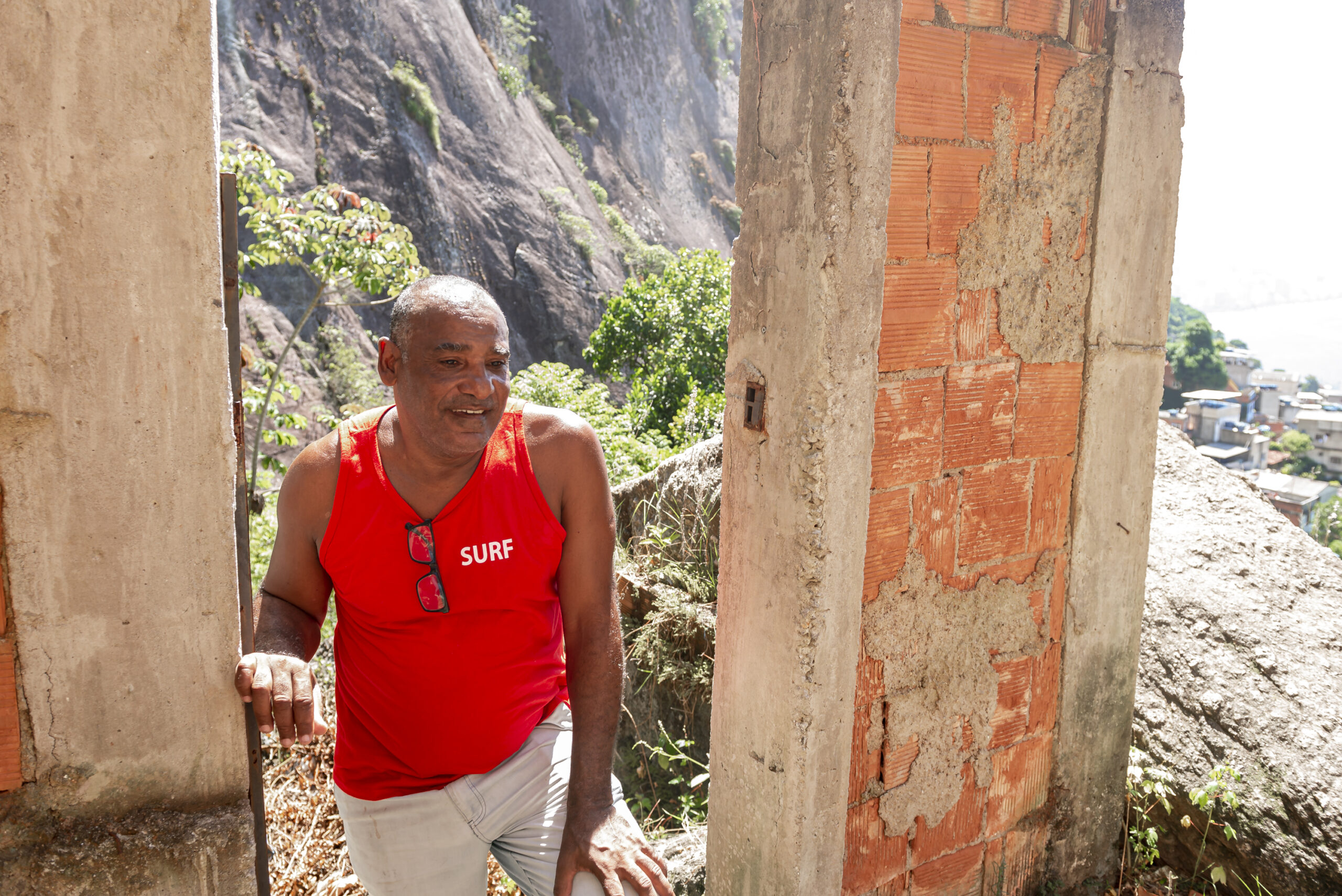 Antônio Paiva observes what is left of his house in Jaqueira, Vidigal, demolished without notice by the City Hall in 2019. Photo: Igor Albuquerque 