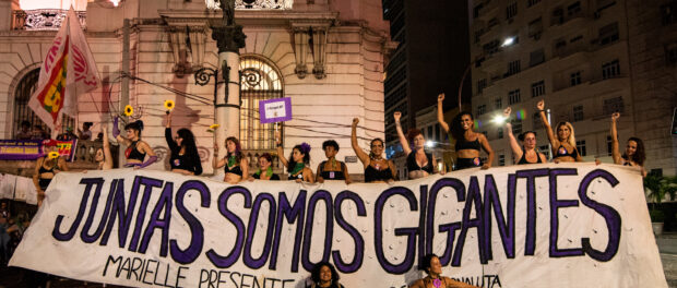 Banner “Together We Are Giants,” at 8M in Cinelândia, Rio de Janeiro. Photo: Bárbara Dias