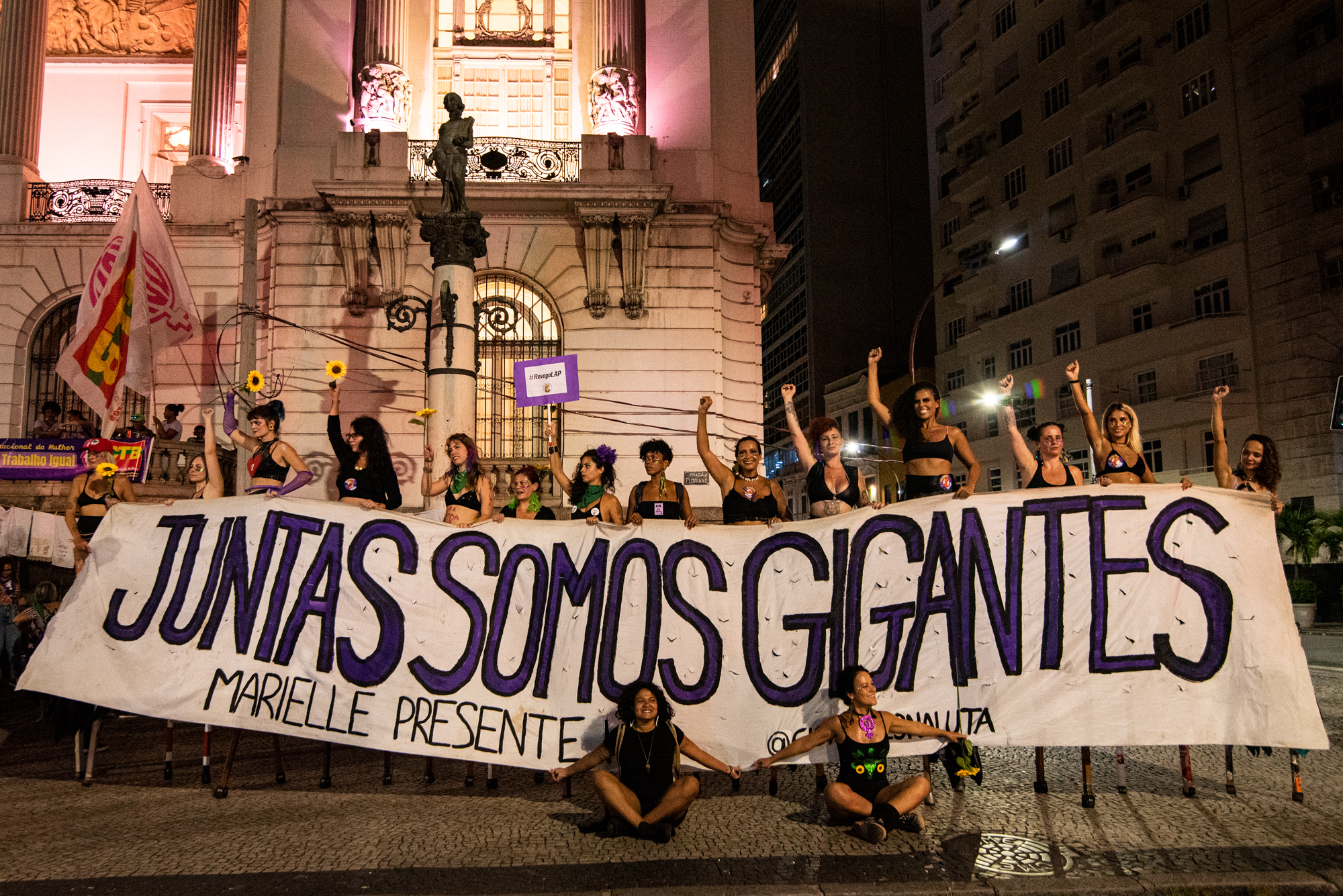 Banner “Together We Are Giants,” at 8M RJ in Cinelândia. Photo: Bárbara Dias