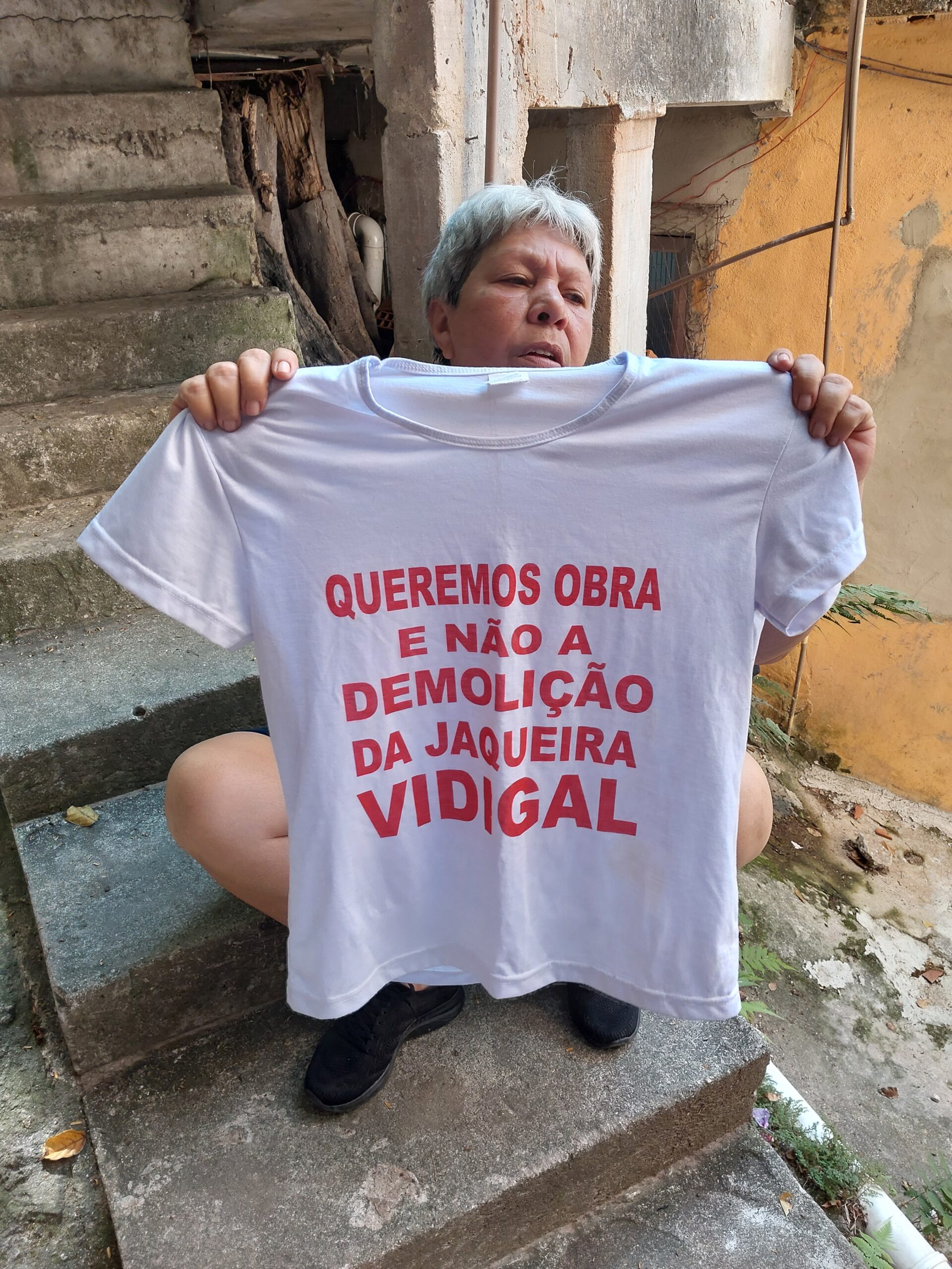 Ms. Deise requests that containment projects be carried out without the removal of residents. The t-shirt reads "We want works and not the demolition of Jaqueira Vidigal." Photo: Bárbara Nascimento