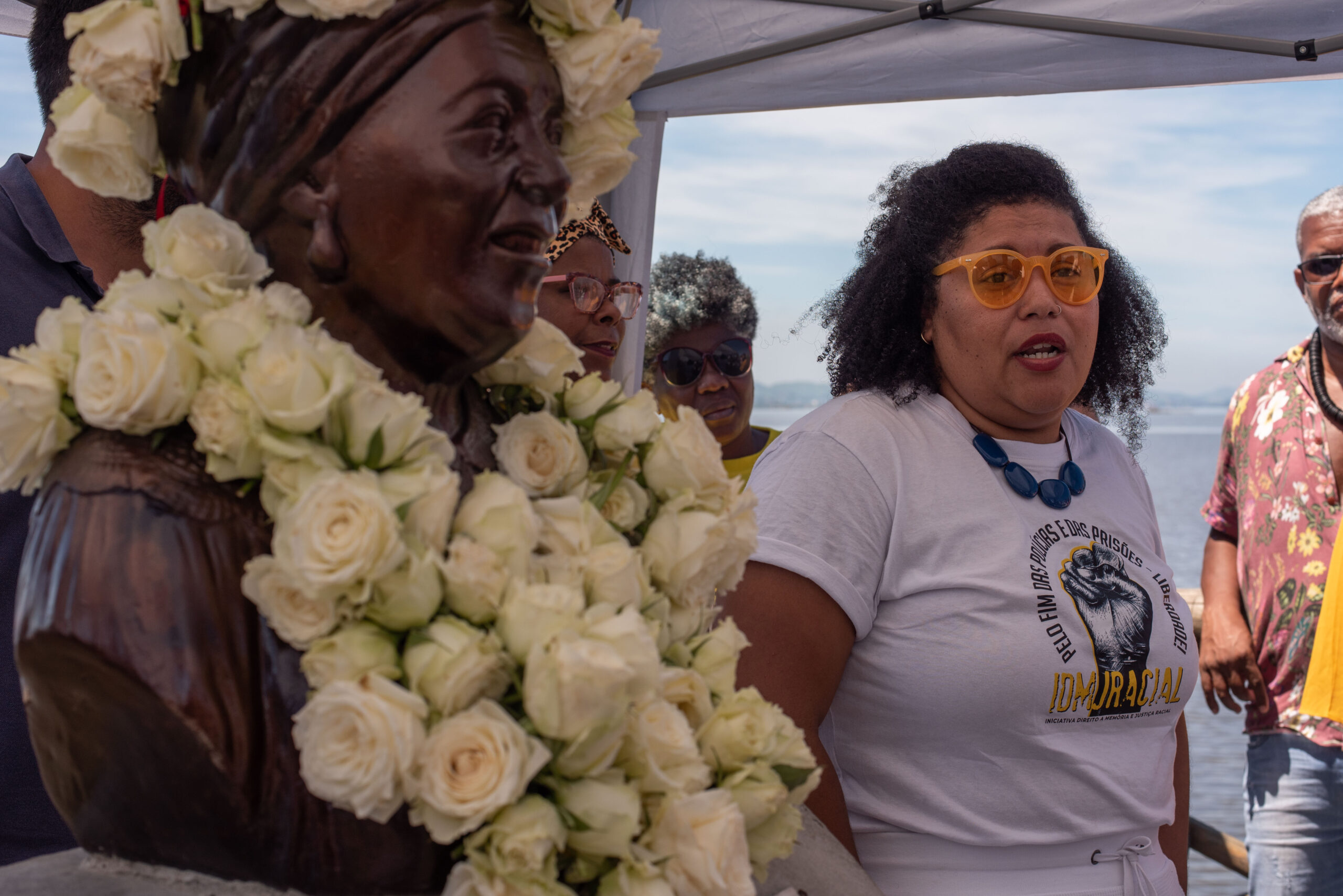 Giselle Florentino from the Right to Memory and Racial Justice Initiative (IDMRJ) speaking to those present at the ceremony “Maria Conga’s Coronation.” Photo: Bárbara Dias
