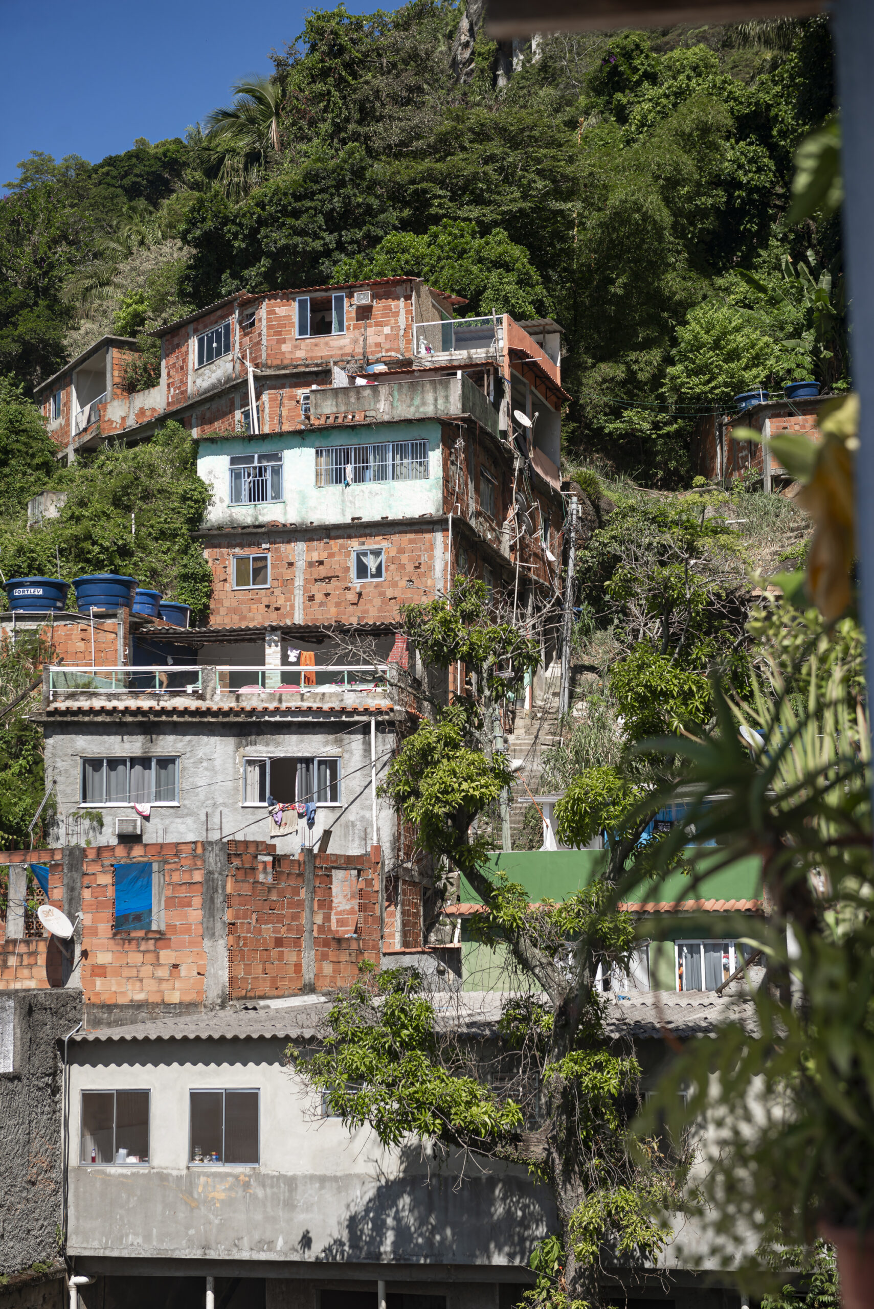 Homes close to the rocks in the area demarcated for forced eviction in Jaqueira, upper part of Vigidal. Photo: Igor Albuquerque 