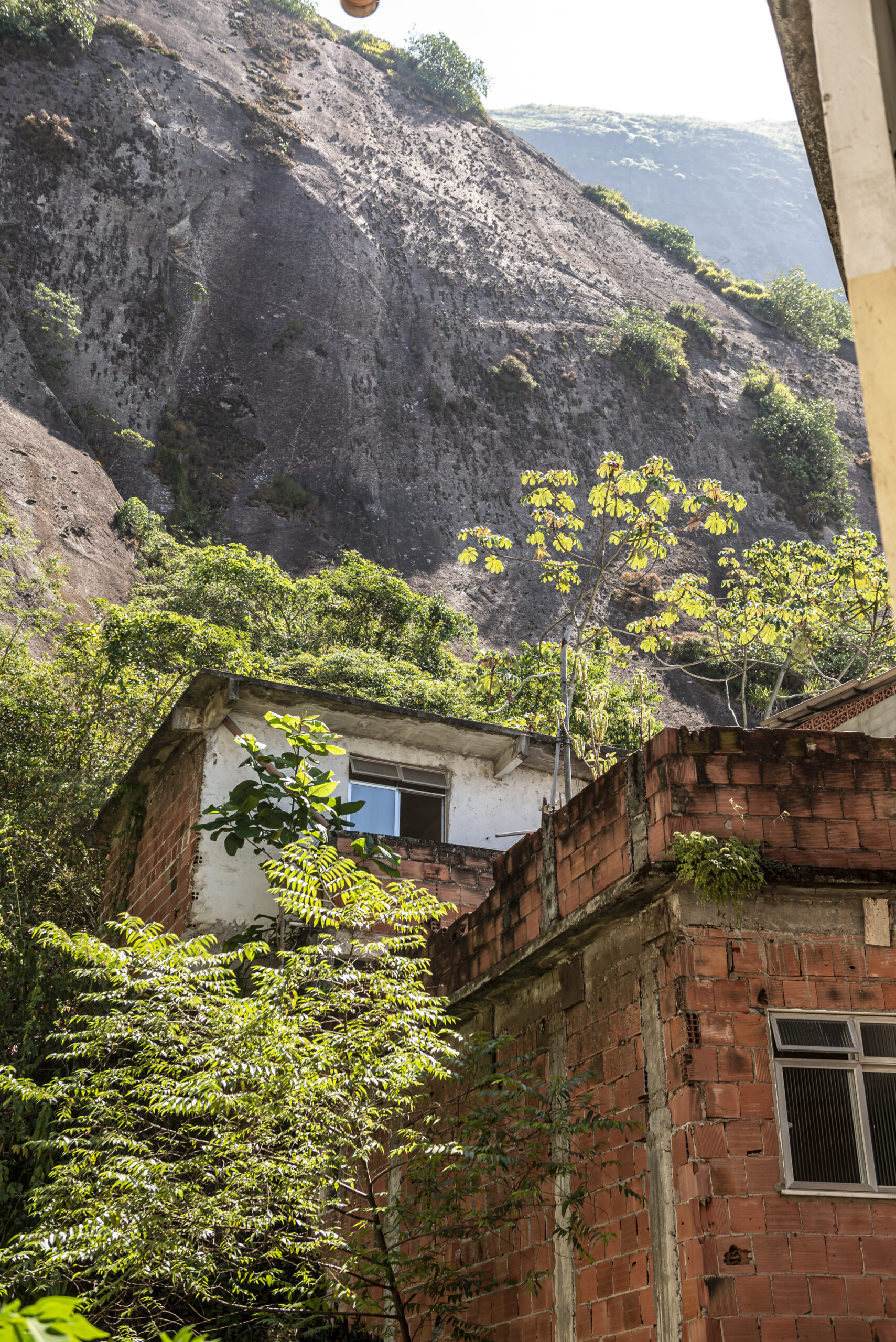 Houses very close to the rock in Jaqueira, threatened by rockfalls. Photo: Igor Albuquerque