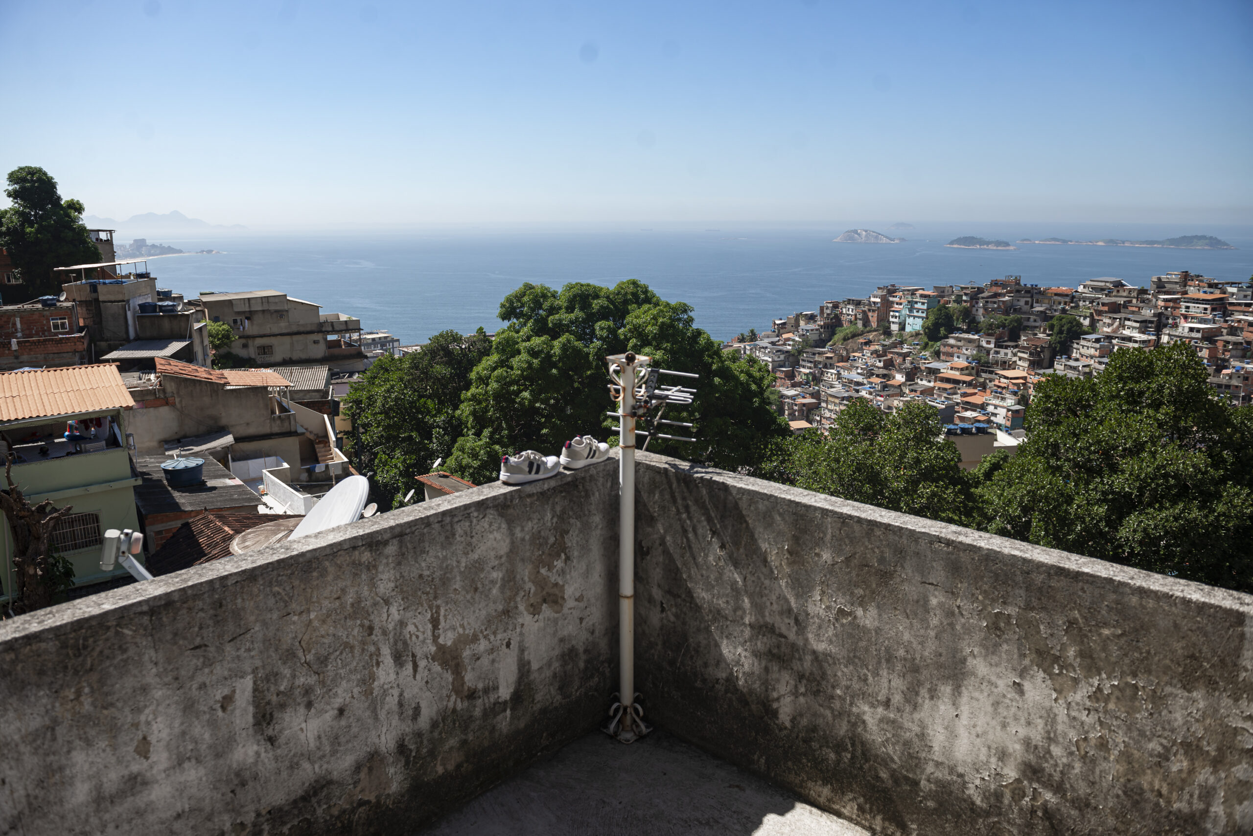 In the upper part of Vidigal, in Jaqueira, residents just want to continue to live in their homes safely and, for that, they expect the authorities to break the pattern of neglect and environmental racism that has historically marked the favelas’ struggle for the right to housing and public policies that guarantee the right to the favela. Photo: Igor Albuquerque 