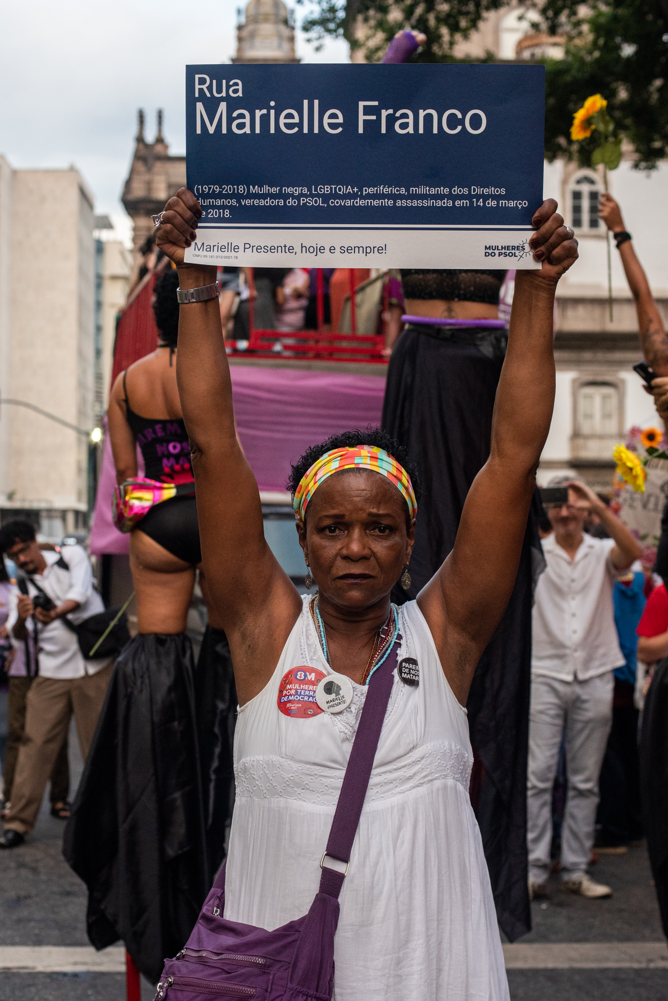 A demonstrator holds a sign with the name Marielle Franco Street. Photo: Bárbara Dias