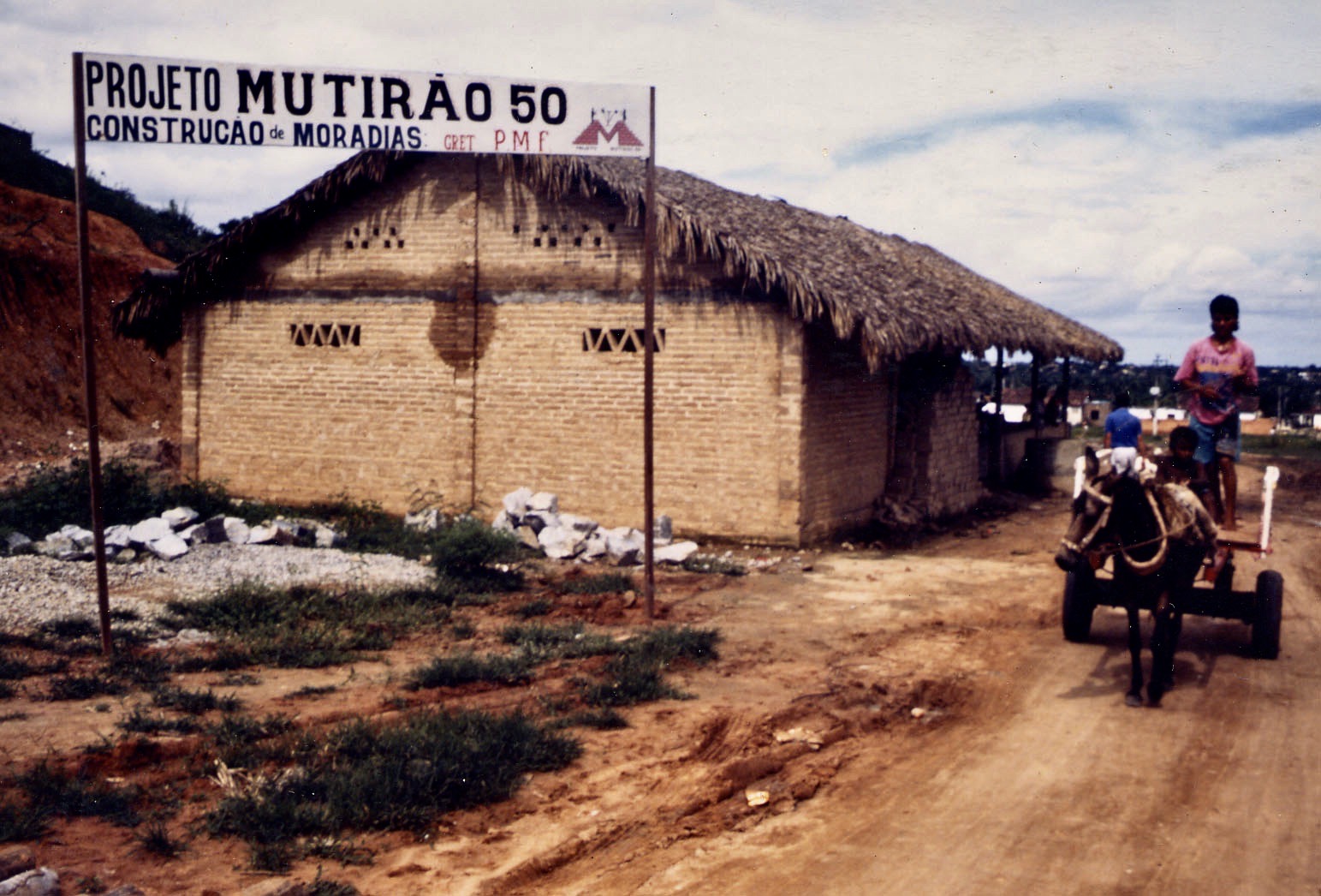 Photo 1: View of the workshop at the entrance to the Mutirão 50 land. At the time, there were no cars in the Conjunto Marechal Rondon Favela (68 hectares, 18,000 residents). Photo: Yves Cabannes