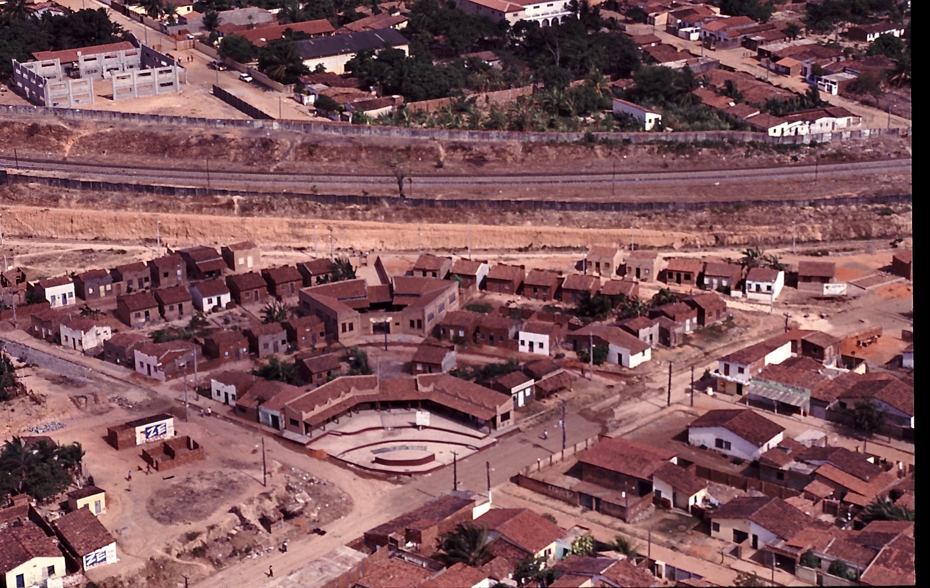 Photo 9: View of the Conjunto when it was almost finished, taken from an ultralight aircraft. The daycare center is in the middle, and just in front of it are the stores and the square. The workshop and the micro district aren’t visible. The construction was only possible because the land was a collective property and the decision to do their own construction was made by the community. On the right, the last six houses are still under construction. Photo: Yves Cabannes