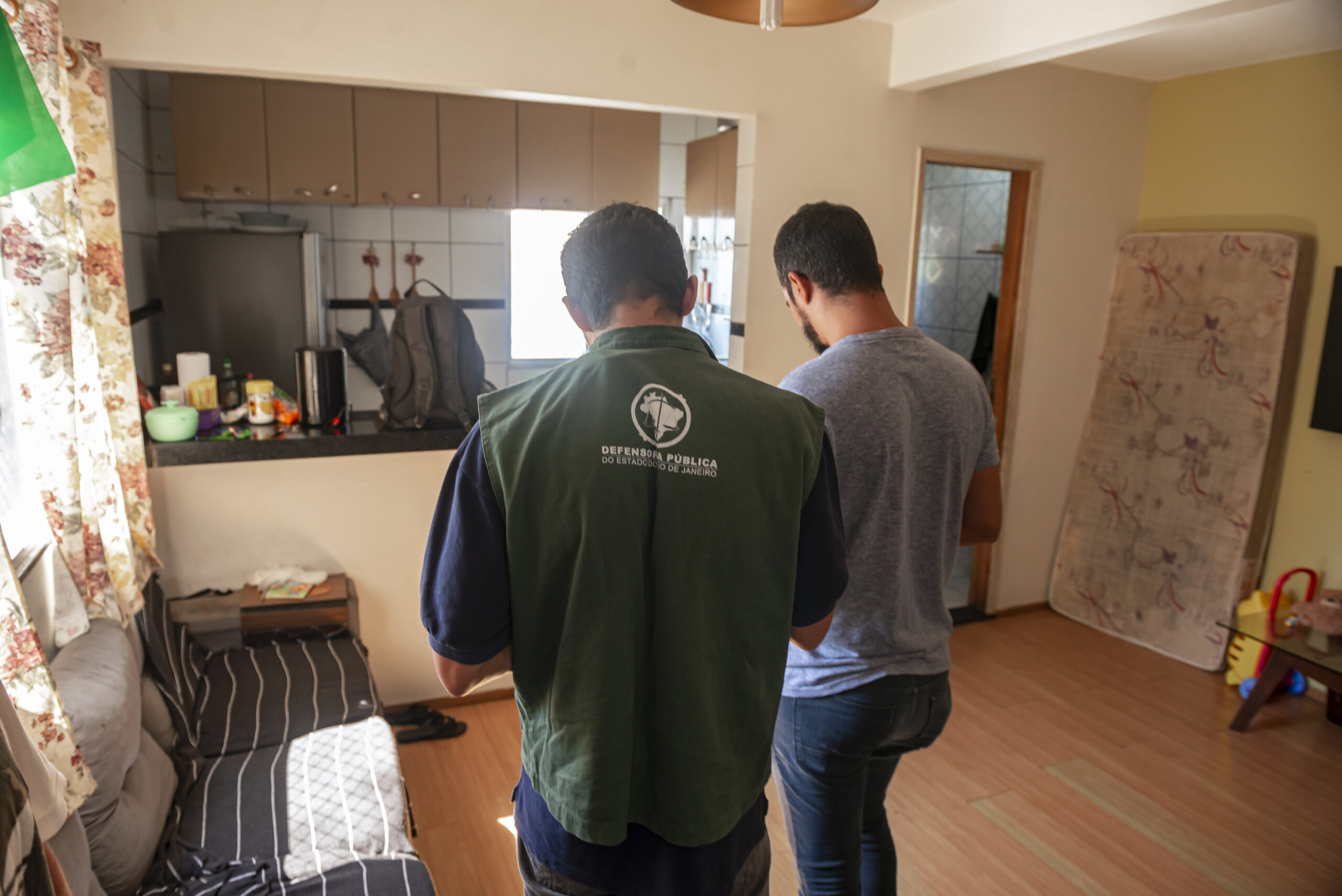 NUTH technical team inspects and measures homes in Jaqueira. Photo: Igor Albuquerque