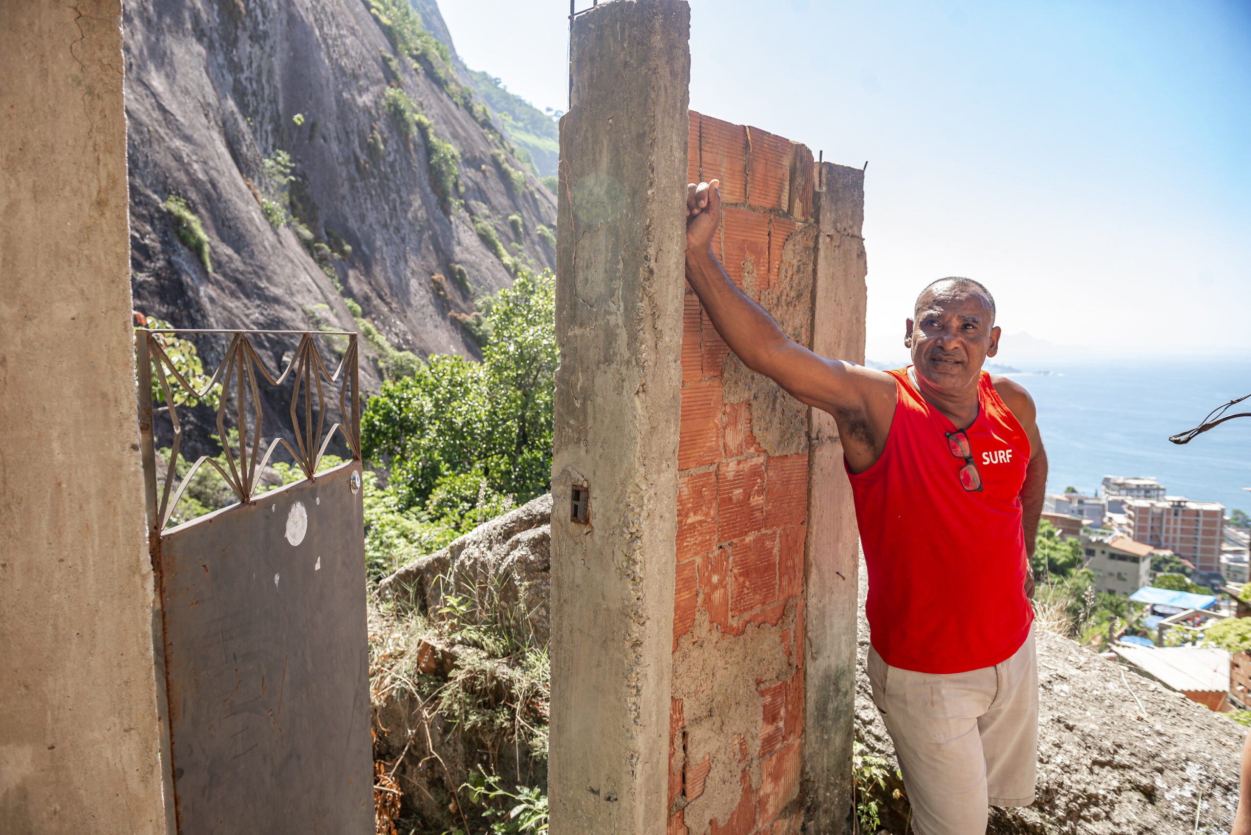 Paiva in front of what is left of his house: just part of the wall and the gate. Photo: Igor Albuquerque 