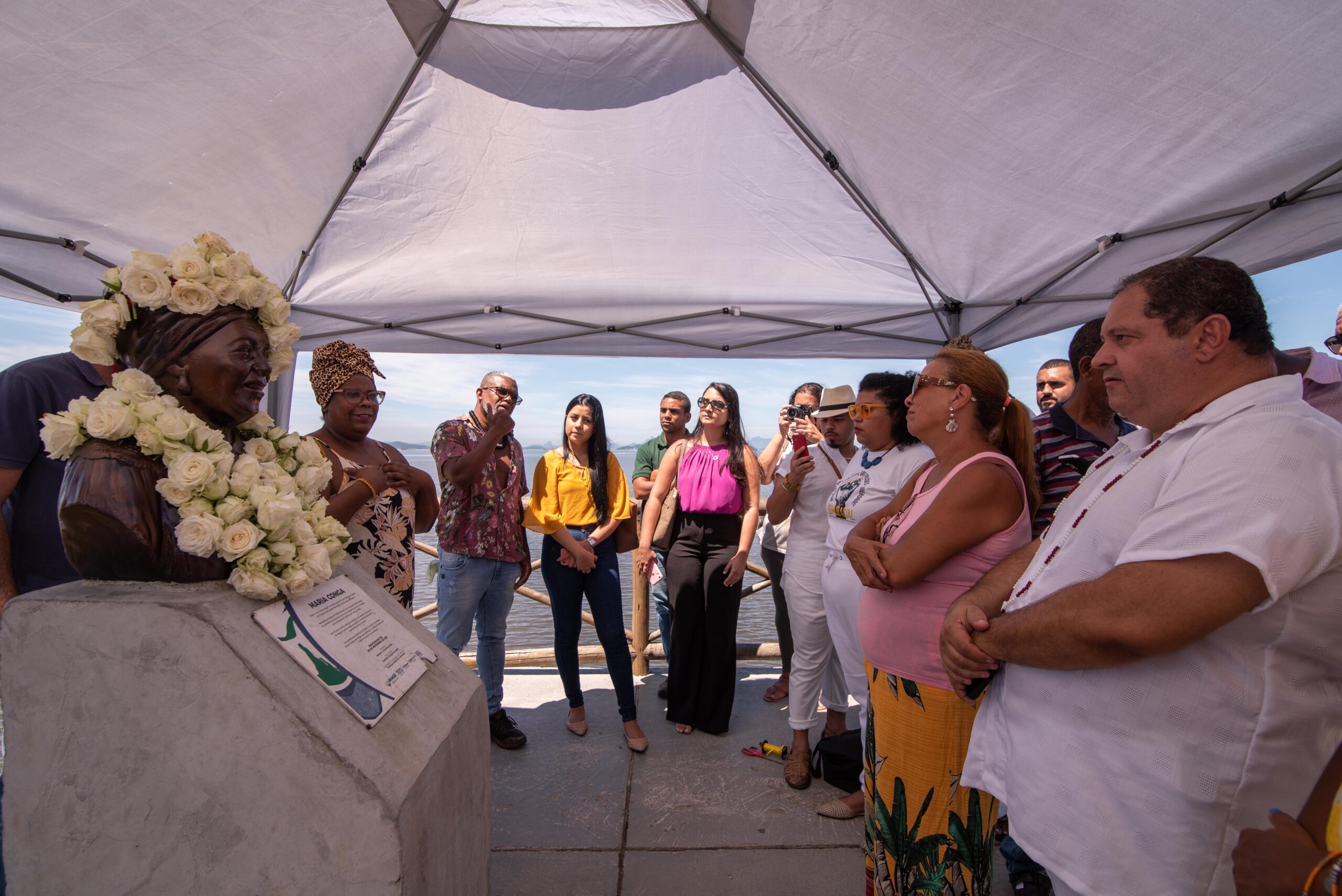 Participants at the event “Maria Conga’s Coronation,” an act of defiance against the Nazi and racist vandalism of the bust. Photo: Bárbara Dias