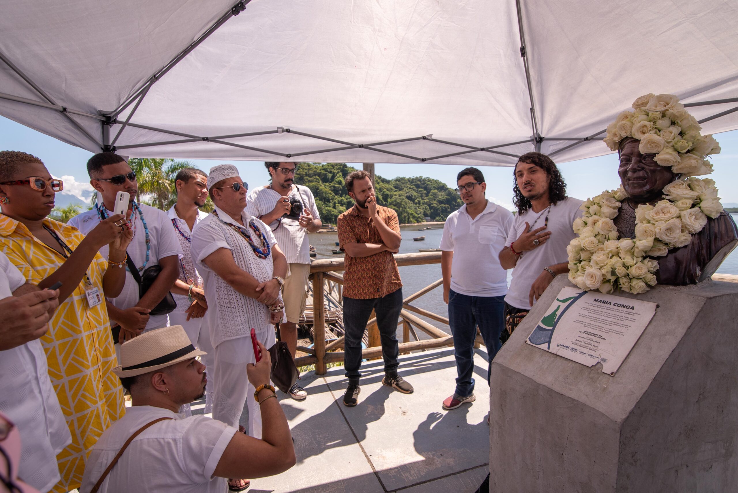 Participants at the ceremony “Maria Conga’s Coronation” in an act of defiance against the Nazi and racist vandalism of the bust. Photo: Bárbara Dias