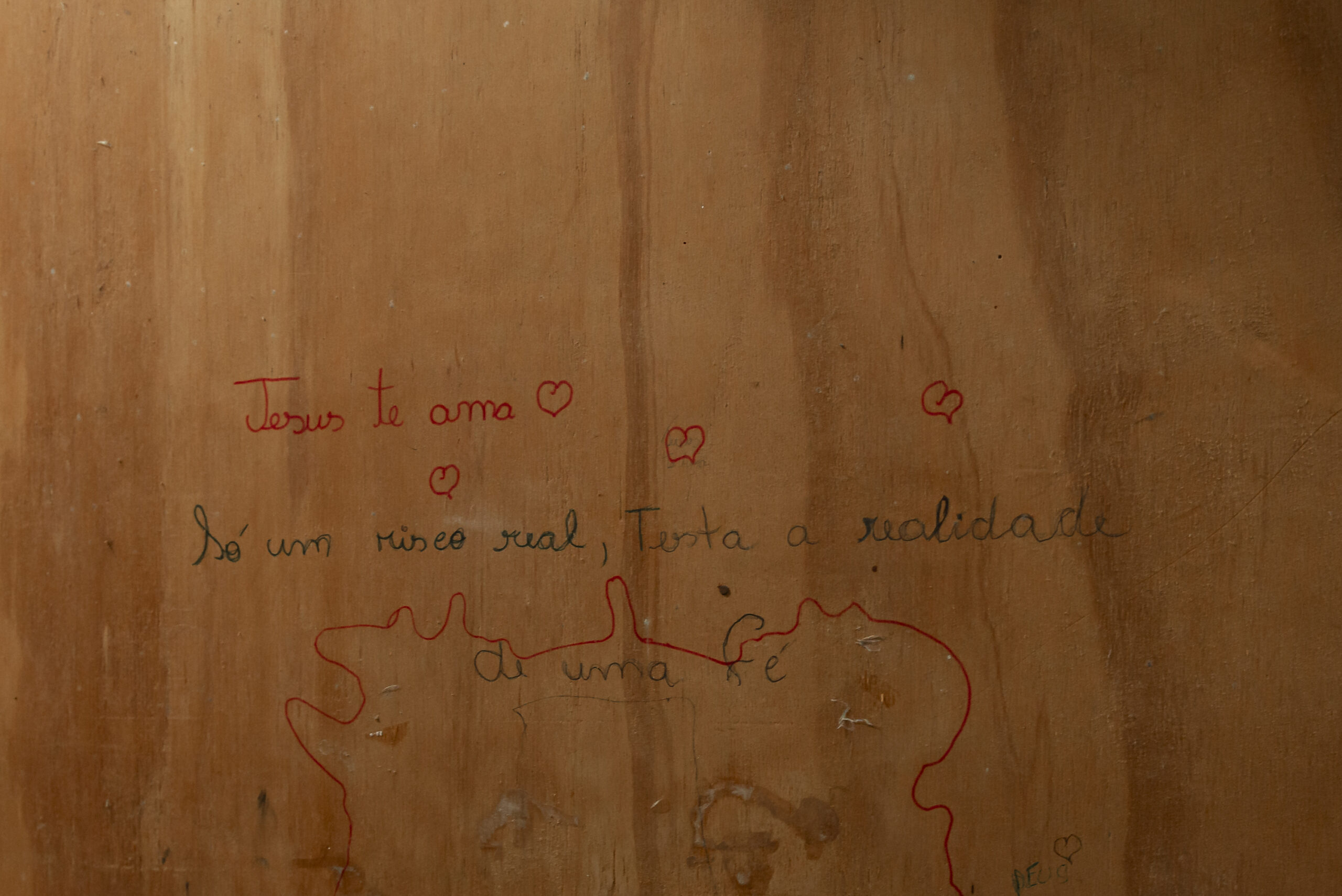 Phrase ‘Jesus loves you: Only a real risk tests the reality of faith,’ written in Fernando Carvalho’s house by his daughter after the 2019 rains. Photo: Igor Albuquerque 