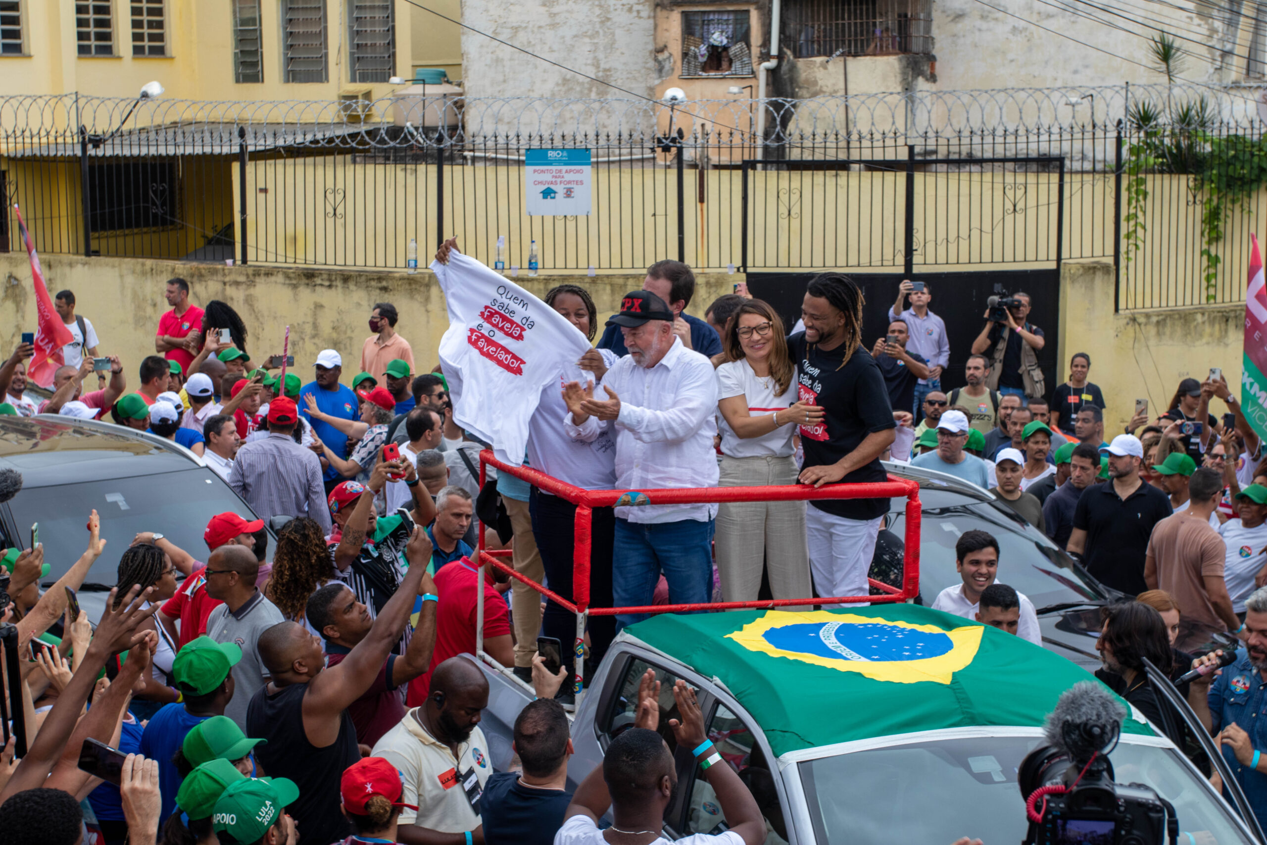 Rene Silva stood beside first lady Janja and Lula, in his visit to Complexo do Alemão during the 2022 elections. Photo: Vilma Ribeiro/Voz das Comunidades