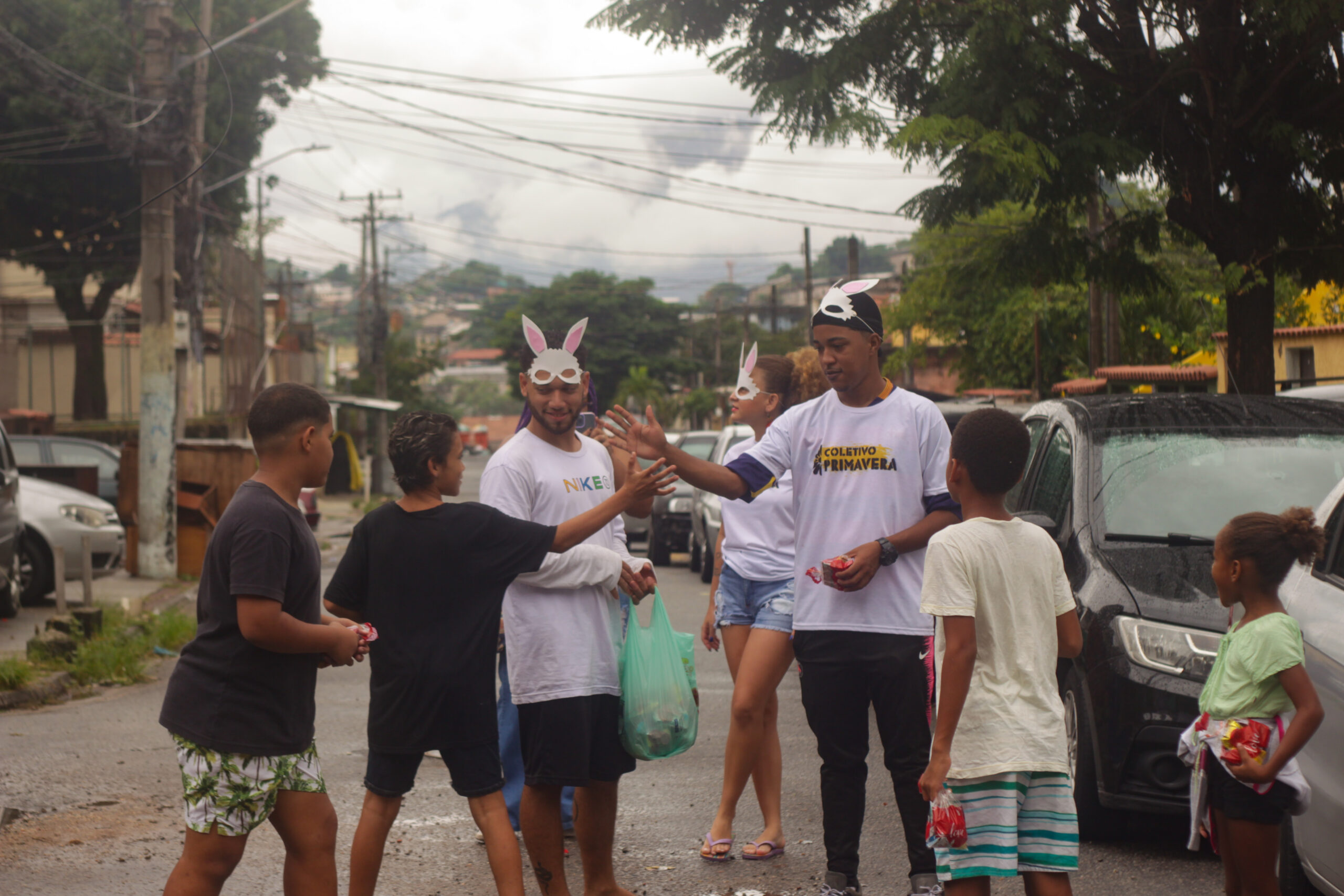 Matheus Fernando, Suellen Souza, Daniel Mendes distribute kits and chocolates to children in the Cavalcanti favelas at Easter. Photo: Vinícius Ribeiro