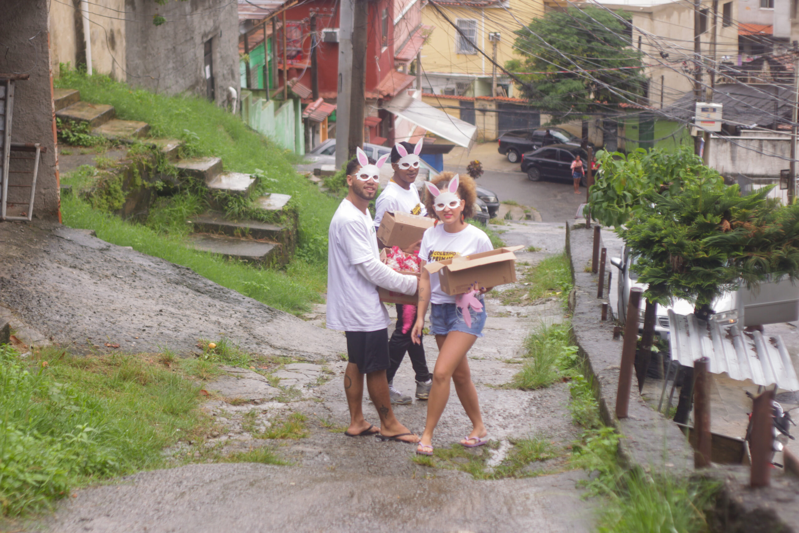 Matheus Fernando, Suellen Souza, and Daniel Mendes distributing chocolate kits. Photo: Vinícius Ribeiro