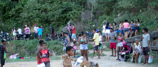 Residents of all ages enjoying the Morro do Turano Kite Festival. Photo: João Fernando