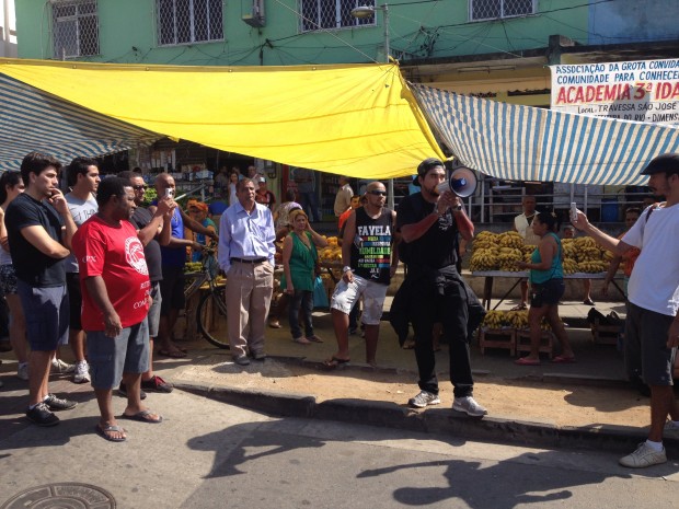 Raull Santiago at a mobilizing activity at a market in the Grota favela in Complexo do Alemão. Photo: Reproduction.
