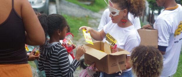 Primavera Collective members distributing chocolate kits at the Easter activity in Cavalcanti. Photo: Vinícius Ribeiro