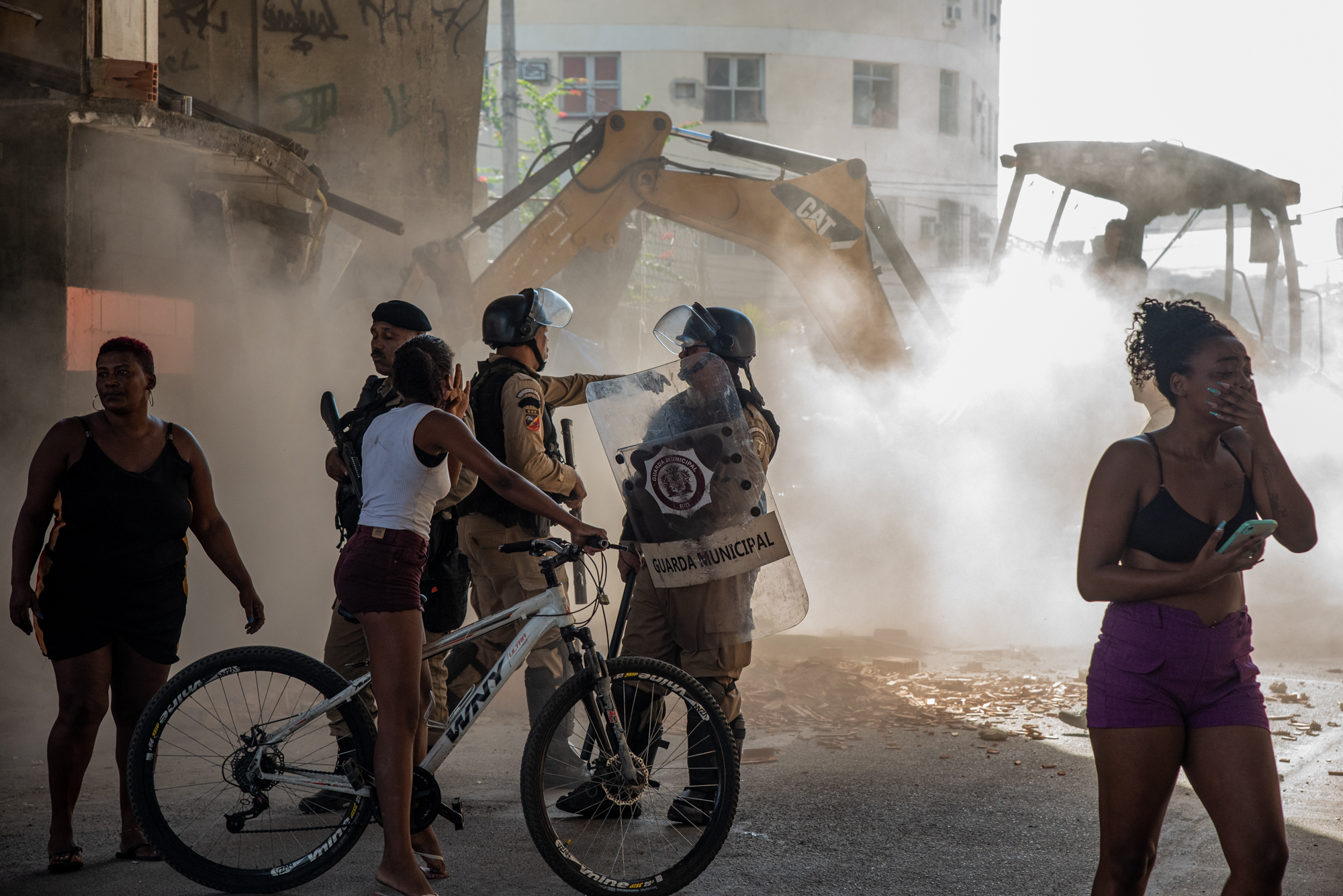 A resident in despair following the demolition of businesses in the Rato Molhado favela. Photo: Bárbara Dias