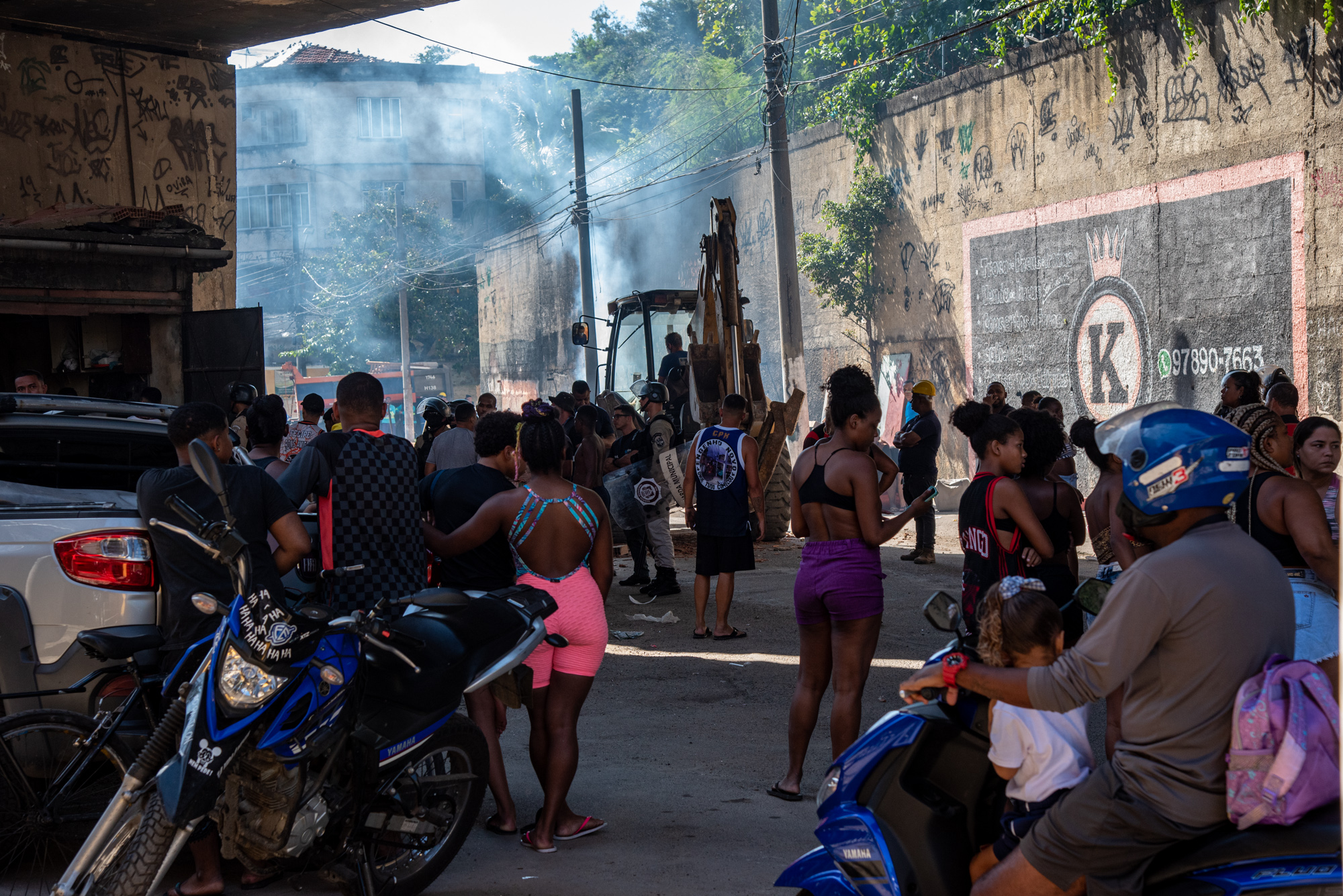 Residents of the Rato Molhado favela watch the eviction operation in the community. Photo: Bárbara Dias 